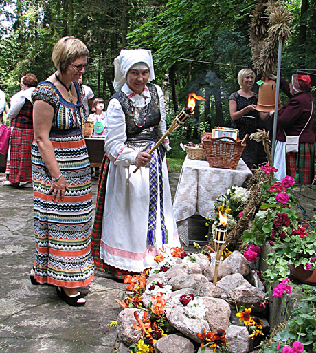 Folkloro kolektyvai drebino Komaro dvarą Folkloro kolektyvai drebino Komaro dvarą