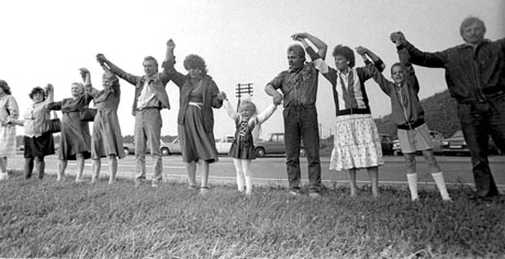 Baltijos kelias paminėtas rankų susikabinimu Baltijos kelias paminėtas rankų susikabinimu