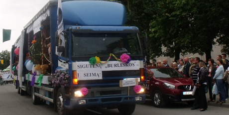 „Atsipūtusį“ Pakruojį šturmavo politikai „Atsipūtusį“ Pakruojį šturmavo politikai