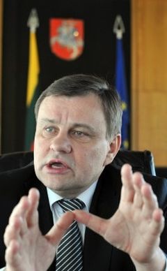 Dėl užsienio lietuvių Konstituciją norima keisti net be referendumo Dėl užsienio lietuvių Konstituciją norima keisti net be referendumo
