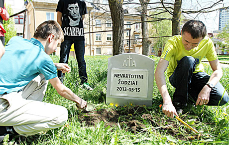 Studentai užkasė nevartotinus žodžius Studentai užkasė nevartotinus žodžius