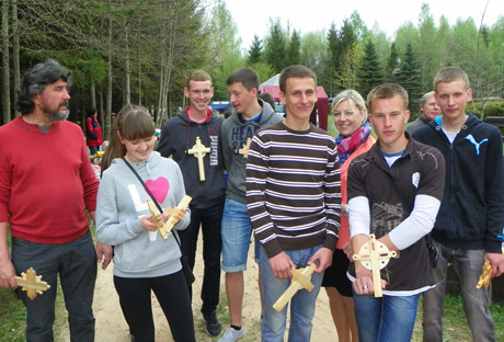 Kapinaites papuošė pirmieji stalių darbai Kapinaites papuošė pirmieji stalių darbai