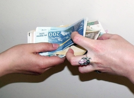Sukčiai vėl apsimetinėja aukų artimaisiais Sukčiai vėl apsimetinėja aukų artimaisiais