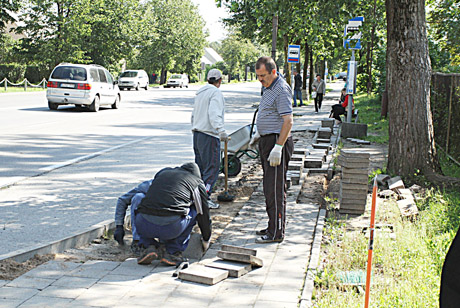 Šiaulių šaligatvius remontuoja pašalpų gavėjai Šiaulių šaligatvius remontuoja pašalpų gavėjai