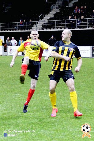 Ant dirbtinės dangos tęsiasi futbolininkų kovos Ant dirbtinės dangos tęsiasi futbolininkų kovos