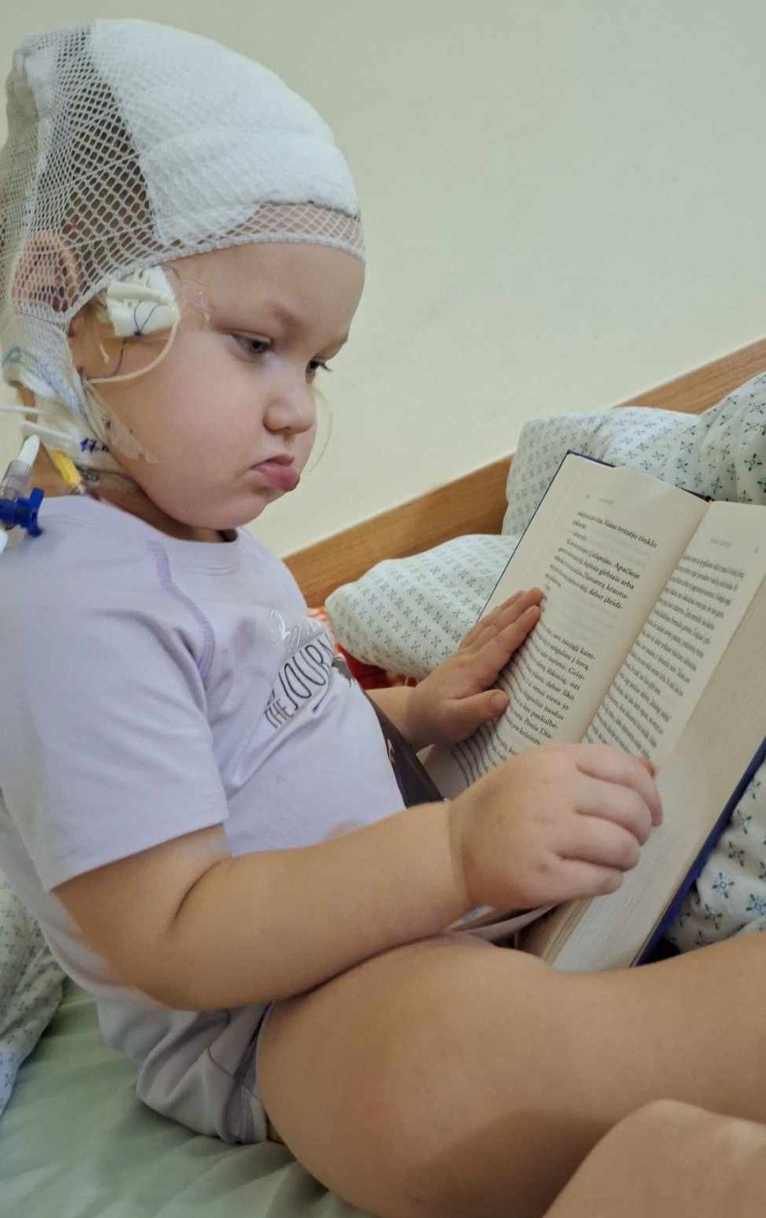 Biržietė Akvilė Smolskytė pusę savo gyvenimo praleido ligoninėse - ji kovojo su vėžiu. Dabar mergaitė sveiksta ir svajoja apie įprastą vaikystę, tačiau tam reikia žmonių pagalbos.