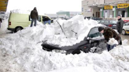 Sniegas palaidojo automobilius