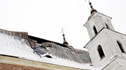Bažnyčios stogas lipdomas „seilėmis“