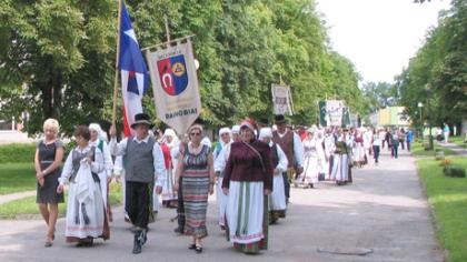 Folkloro kolektyvai linksminosi Komaro dvare