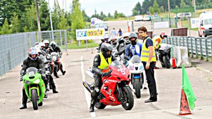 Motociklininkus kvies lakstyti ne gatvėmis, o lenktynių trasoje