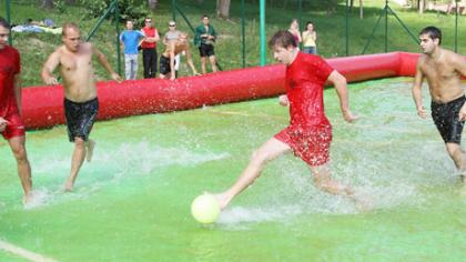 Šiauliečiai išbandė vandens futbolą