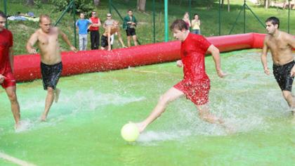 Šiauliečiai išbandė vandens futbolą