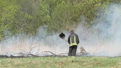 Žolės gaisras pasikėsino į žmogaus gyvybę