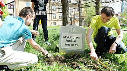 Studentai užkasė nevartotinus žodžius