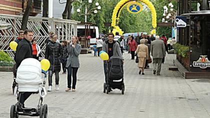 Mažieji šiauliečiai nuspalvino miestą saulėtais balionais