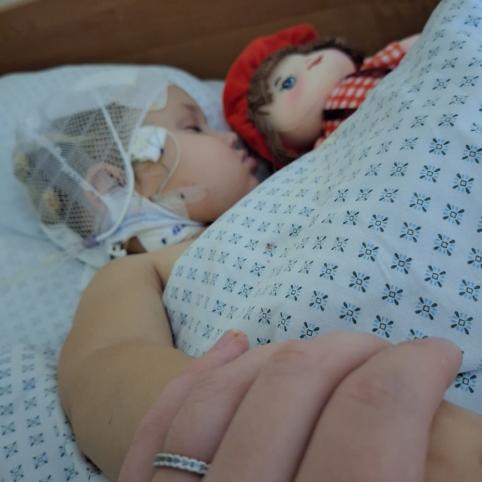 Mažojiakvilė, dvejus metus praleidusi ligoninėje, labai bijo ten grįžti - net žodis "ligoninė" jai kelią baimę. Tačiau mergaitės dar laukia ilgas tyrimų, reabilitacijos ir grįžimo į pilnavertį gyvenimą kelias. 