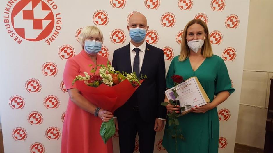 Sveikatos apsaugos ministras A. Veryga apdovanojo įteikė apdovanojimą šeimos gydytojai Laurai Gabrėnienei.