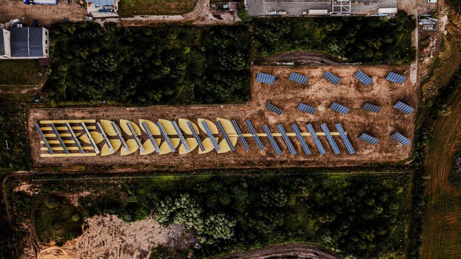 Saulės elektrinė ir rugio varpos formos meno instaliacija Biržų duona atidarė saulės elektrinę