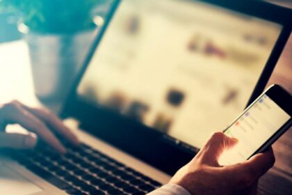 telefonasirkompiuterisadobestock134272137