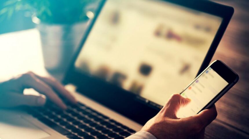 telefonasirkompiuterisadobestock134272137