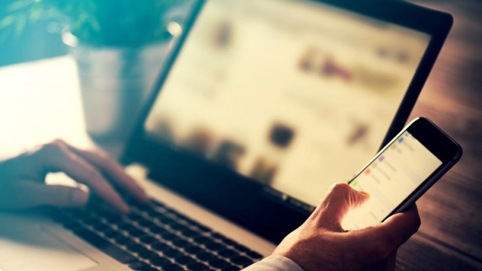 telefonasirkompiuterisadobestock134272137