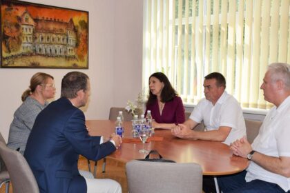 vyriausybesatstovaisusitikosubirzusavivaldybesvadovais