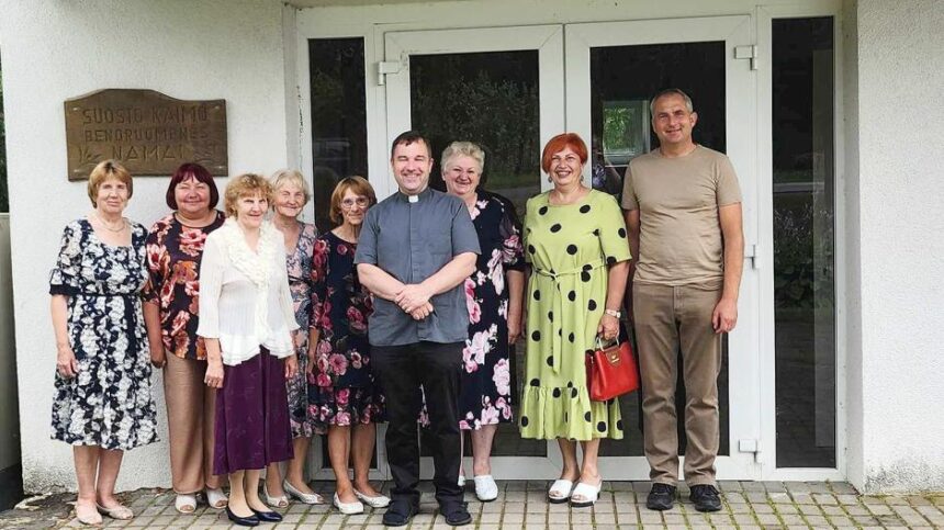 kunigas-atsisveikinimass